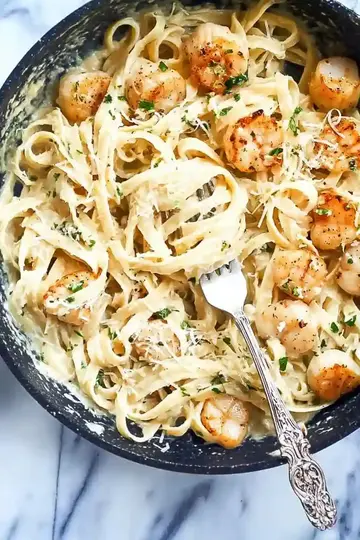 Creamy Fettuccine Alfredo With Scallops